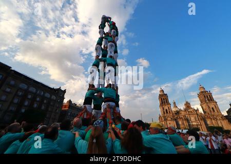 Mexiko-Stadt, Mexiko. November 2023. 21. November 2023 in Mexiko-Stadt, Mexiko: Die Casteller von Vila franca bauen einen achtstöckigen menschlichen Turm im Rahmen der Feier des 75-jährigen Bestehens der „Colle“ in der Zócalo von Mexiko-Stadt. Am 21. November 2023. In Mexiko-Stadt. (Foto: Carlos Santiago/Eyepix Group/SIPA USA) Credit: SIPA USA/Alamy Live News Stockfoto