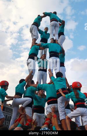 Mexiko-Stadt, Mexiko. November 2023. 21. November 2023 in Mexiko-Stadt, Mexiko: Die Casteller von Vila franca bauen einen achtstöckigen menschlichen Turm im Rahmen der Feier des 75-jährigen Bestehens der „Colle“ in der Zócalo von Mexiko-Stadt. Am 21. November 2023. In Mexiko-Stadt. (Foto: Carlos Santiago/Eyepix Group/SIPA USA) Credit: SIPA USA/Alamy Live News Stockfoto