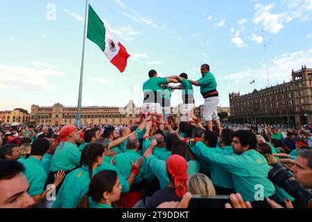 Mexiko-Stadt, Mexiko. November 2023. 21. November 2023 in Mexiko-Stadt, Mexiko: Die Casteller von Vila franca bauen einen achtstöckigen menschlichen Turm im Rahmen der Feier des 75-jährigen Bestehens der „Colle“ in der Zócalo von Mexiko-Stadt. Am 21. November 2023. In Mexiko-Stadt. (Foto: Carlos Santiago/Eyepix Group/SIPA USA) Credit: SIPA USA/Alamy Live News Stockfoto