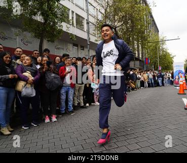 CARRERA DE TACONES Quito 24 de noviembre 2023. EN el Marco de la no violencia a la mujer se organisio la carrera de Tacones en el Sector de la mariscal. API/DANIEL MOLINEROS Quito Pichincha Ecuador SOI-CARRERADETACONES-cc8c776e0baa84e3873a53518c80332 *** CARRERA DE TACONES Quito 24. November 2023 im Rahmen der Gewaltfreiheit gegen Frauen wurde die Rasse der Heels im Sektor der mariskalischen API DANIEL MOLINEROS Quito Pichincha Ecuador organisiert DANIEL MOLINERA3AACONES Stockfoto