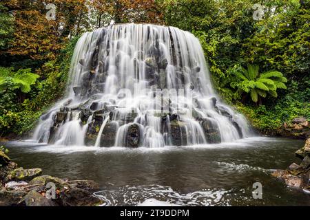 Der Wasserfall in den Iveagh Gardens wurde Mitte des 19. Jahrhunderts von Ninian Niven in Dublin, Irland, entworfen Stockfoto