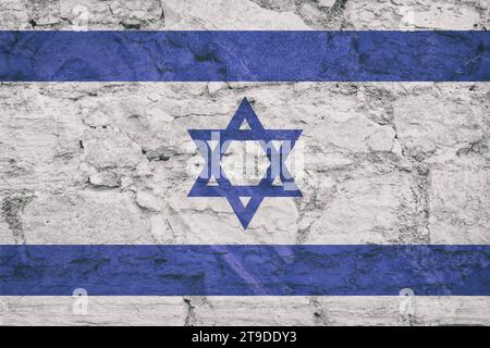 Flagge Israels auf Steinmauer, Grunge-Hintergrund. Die Flagge des Staates Israel ist auf der alten Reliefputzwand abgebildet Stockfoto