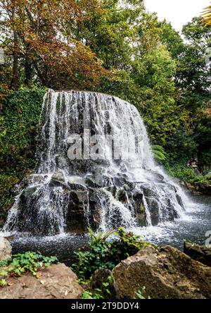 Der Wasserfall in den Iveagh Gardens wurde Mitte des 19. Jahrhunderts von Ninian Niven in Dublin, Irland, entworfen Stockfoto