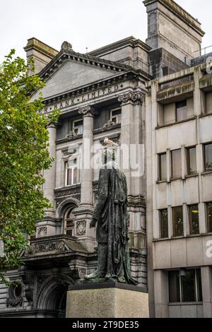 Statue des irischen Politikers und Rechtsanwalts Henry Grattan mit einer Taube, im College Green, Dublin City Centre, Irland Stockfoto