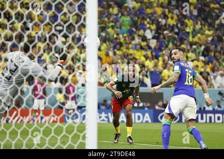 LUSAIL CITY - (L-R) Brasilianischer Torhüter Ederson, Bryan Mbeumo aus Kamerun, Alex Telles aus Brasilien während des Gruppenspiels der FIFA Fussball-Weltmeisterschaft Katar 2022 zwischen Kamerun und Brasilien am 2. Dezember 2022 in Lusail City, Katar. ANP | Hollandse Hoogte | MAURICE VAN STEEN Stockfoto