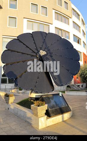 Shkoder/ Albanien - 11. September 2023: Smartflower, die Sonnenblume in der Stadt, die saubere Energie erzeugt Stockfoto