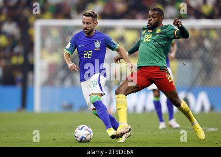 LUSAIL CITY - (L-R) Everton Ribeiro (Brasilien), Olivier Ntcham (Kamerun) während des Gruppenspiels der FIFA Fussball-Weltmeisterschaft Katar 2022 zwischen Kamerun und Brasilien am 2. Dezember 2022 in Lusail City (Katar). ANP | Hollandse Hoogte | MAURICE VAN STEEN Stockfoto