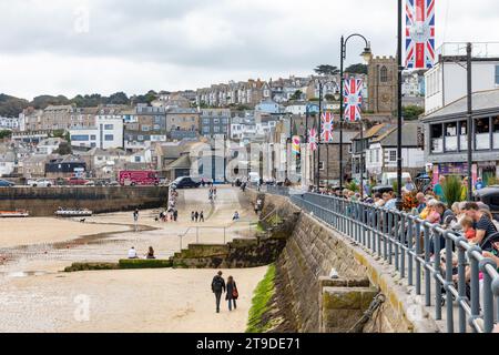 Stadtzentrum von St Ives Cornwall und Strandbucht mit union Jacks zur Krönung von König Charles, England, Großbritannien, 2023 Stockfoto