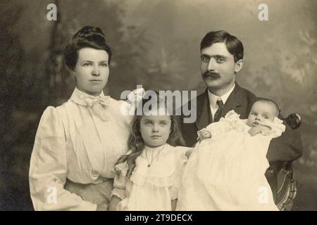 Familie 1900, 1900er Familie von vier Personen, amerikanische Familie um 1900 Stockfoto