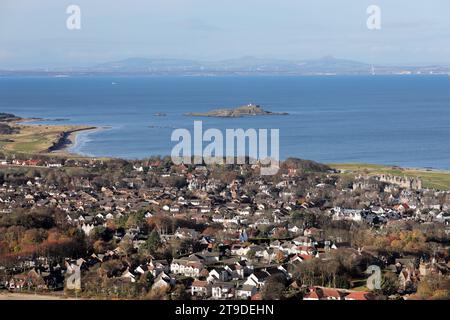 Der Blick über North Berwick, die Isle of Fidra und den Firth of Forth vom Gipfel des North Berwick Law, North Berwick, East Lothian, Schottland, Großbritannien. Stockfoto