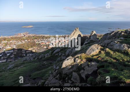 Ruined Naval Signal Station, gebaut 1803 auf dem Gipfel des North Berwick Law mit der Town of North Berwick unterhalb von North Berwick, North Berwick, East Lothian, Scotla Stockfoto