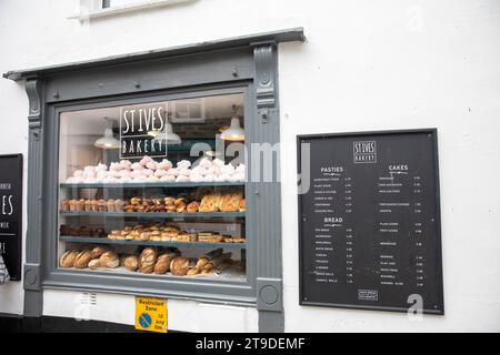 St Ives Bäckerei mit Brot, Kuchen und Cornish Pasties, Schaufensterausstellung, Cornwall, England, UK, 2023 Stockfoto