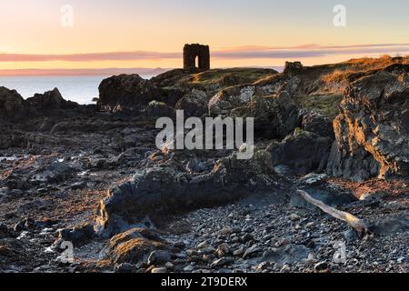 Lady’s Tower on the Fife Coastal Path at Sunrise, Ruby Bay, Elie, Fife, Schottland, UK Stockfoto