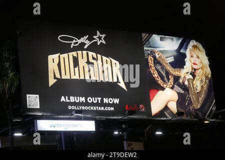 23. November 2023 Dolly Parton Rockstar Reklametafel am 23. November 2023 in Los Angeles, Kalifornien, USA. Foto: Barry King/Alamy Stock Photo Stockfoto