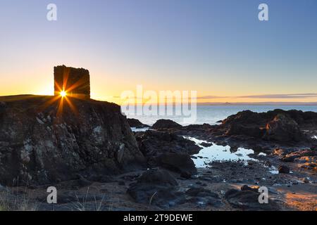 Lady’s Tower on the Fife Coastal Path at Sunrise, Ruby Bay, Elie, Fife, Schottland, UK Stockfoto