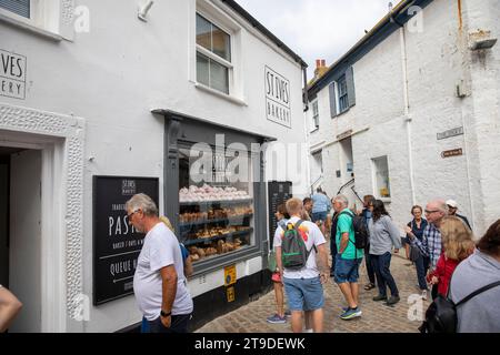 St. Ives Bäckerei mit Brot und Gebäck, St. Ives Stadtzentrum, Cornwall, England, Großbritannien, 2023 Stockfoto