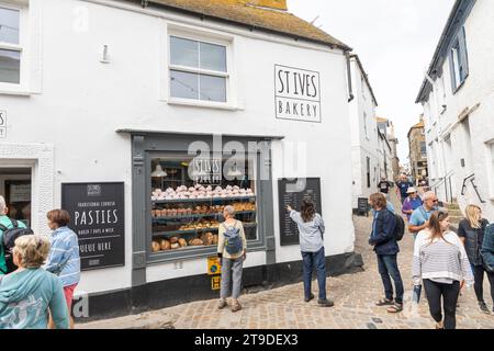 St. Ives Bäckerei mit Brot und Gebäck, St. Ives Stadtzentrum, Cornwall, England, Großbritannien, 2023 Stockfoto