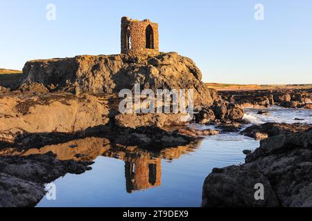 Lady’s Tower spiegelt sich in einem Felsenbecken im frühen Morgenlicht, Ruby Bay, Elie, Fife, Schottland, UK Stockfoto