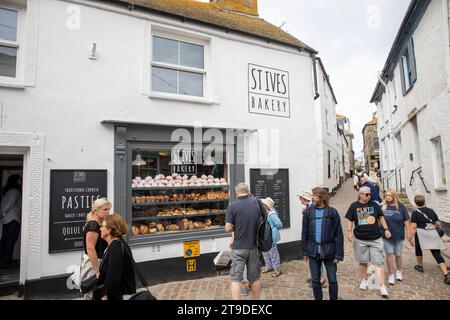 St. Ives Bäckerei mit Brot und Gebäck, St. Ives Stadtzentrum, Cornwall, England, Großbritannien, 2023 Stockfoto