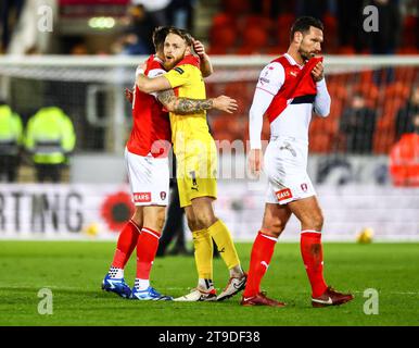 Rotherham, Großbritannien. November 2023. Rotherham United Torhüter Viktor Johansson feiert das Unentschieden mit seinen Teamkollegen am 24. November 2023 im Aesseal New York Stadium, Rotherham, England, Großbritannien. Credit: Every Second Media/Alamy Live News Stockfoto