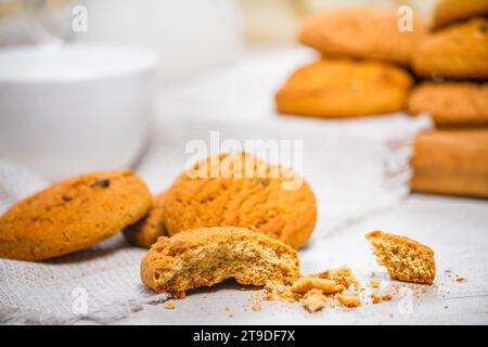 Frische, köstliche Haferbrei-Plätzchen und Milch zum Frühstück, selektiver Fokus, Nahaufnahme Stockfoto