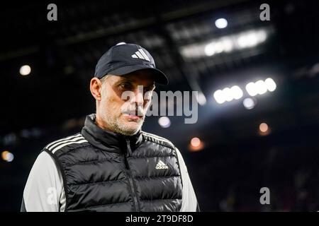 Köln, Deutschland. November 2023. KÖLN, DEUTSCHLAND - 24. NOVEMBER: Trainer Thomas Tuchel vom FC Bayern München sieht beim Bundesliga-Spiel zwischen 1. FC Köln und FC Bayern München im RheinEnergieStadion am 24. November 2023 in Köln. (Foto: Rene Nijhuis/BSR Agency) Credit: BSR Agency/Alamy Live News Stockfoto