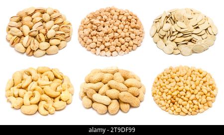 Satz von verschiedenen Arten von Nüssen und Samen - Pistazien in der Schale, Kichererbsenkerne ohne Schale, Kürbiskerne in der Schale, rohe Cashewkerne mit Stockfoto