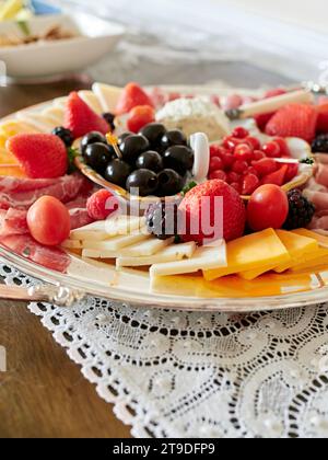 Vorspeisentablett oder Wurstplatte mit Käse, Fleisch und Obst für Feiertagsunterhaltung an Thanksgiving oder Weihnachten oder einfach nur für eine Party. Stockfoto