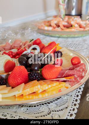 Vorspeisentablett oder Wurstplatte mit Käse, Fleisch und Obst für Feiertagsunterhaltung an Thanksgiving oder Weihnachten oder einfach nur für eine Party. Stockfoto