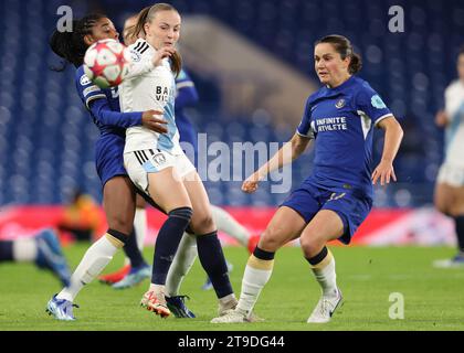 London, Großbritannien. November 2023. Jessie Fleming (R) und Ashley Lawrence aus Chelsea fordern Julie Dufour von Paris FC während des Spiels der UEFA Women's Champions League in Stamford Bridge, London, heraus. Der Bildnachweis sollte lauten: Paul Terry/Sportimage Credit: Sportimage Ltd/Alamy Live News Stockfoto