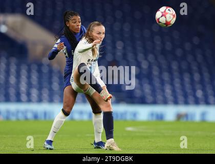 London, Großbritannien. November 2023. Ashley Lawrence von Chelsea und Julie Dufour von Paris FC kämpfen um den Ball während des Spiels der UEFA Women's Champions League in Stamford Bridge, London. Der Bildnachweis sollte lauten: Paul Terry/Sportimage Credit: Sportimage Ltd/Alamy Live News Stockfoto