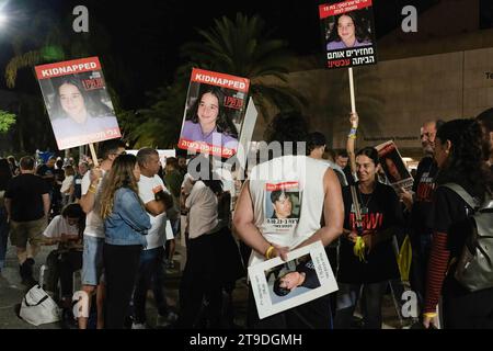 Jerusalem, Israel. November 2023. Die Demonstranten halten während der Kundgebung Plakate mit Geiselinformationen. Während der israelisch-palästinensische Konflikt andauert, wurden am 24. November 13 israelische Geiseln aus dem Gazastreifen freigelassen. Seit dem Angriff auf Israel am 7. Oktober wurden von der Hamas in Gaza etwa 240 Geiseln festgehalten. Quelle: SOPA Images Limited/Alamy Live News Stockfoto