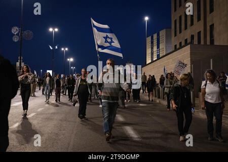 Jerusalem, Israel. November 2023. Ein Mann, der während der Demonstration eine israelische Flagge hielt. Während der israelisch-palästinensische Konflikt andauert, wurden am 24. November 13 israelische Geiseln aus dem Gazastreifen freigelassen. Seit dem Angriff auf Israel am 7. Oktober wurden von der Hamas in Gaza etwa 240 Geiseln festgehalten. Quelle: SOPA Images Limited/Alamy Live News Stockfoto