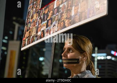 Jerusalem, Israel. November 2023. Während der Kundgebung sieht man eine Demonstrantin, die ihren Mund mit einem Geiselplakat verklebt hat. Während der israelische „palästinensische Konflikt“ andauert, wurden am 24. November 13 israelische Geiseln aus dem Gazastreifen freigelassen. Seit dem Angriff auf Israel am 7. Oktober wurden von der Hamas in Gaza etwa 240 Geiseln festgehalten. (Credit Image: © Ashley Chan/SOPA Images via ZUMA Press Wire) NUR REDAKTIONELLE VERWENDUNG! Nicht für kommerzielle ZWECKE! Stockfoto