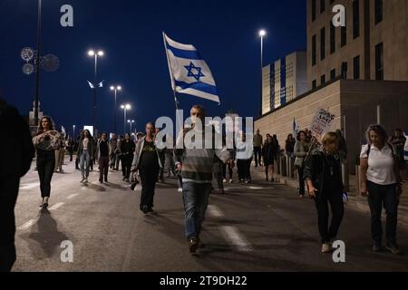 Jerusalem, Israel. November 2023. Ein Mann, der während der Demonstration eine israelische Flagge hielt. Während der israelisch-palästinensische Konflikt andauert, wurden am 24. November 13 israelische Geiseln aus dem Gazastreifen freigelassen. Seit dem Angriff auf Israel am 7. Oktober wurden von der Hamas in Gaza etwa 240 Geiseln festgehalten. (Foto: Ashley Chan/SOPA Images/SIPA USA) Credit: SIPA USA/Alamy Live News Stockfoto