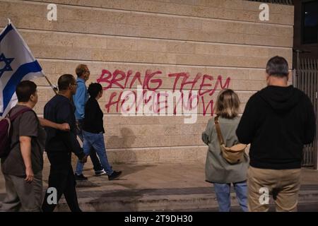 Jerusalem, Israel. November 2023. Demonstranten mit israelischer Flagge marschieren während der Demonstration auf die Straße. Während der israelisch-palästinensische Konflikt andauert, wurden am 24. November 13 israelische Geiseln aus dem Gazastreifen freigelassen. Seit dem Angriff auf Israel am 7. Oktober wurden von der Hamas in Gaza etwa 240 Geiseln festgehalten. (Foto: Ashley Chan/SOPA Images/SIPA USA) Credit: SIPA USA/Alamy Live News Stockfoto