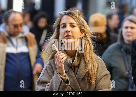 London, Großbritannien. November 2023. Eine Frau raucht eine E-Zigarette in der Oxford Street im Zentrum von London. Quelle: SOPA Images Limited/Alamy Live News Stockfoto