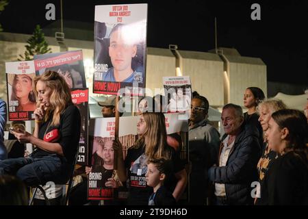 Jerusalem, Israel. November 2023. Familien von Geiseln halten Plakate mit Gesicht, Namen und Alter der Geiseln während der Demonstration. Während der israelische „palästinensische Konflikt“ andauert, wurden am 24. November 13 israelische Geiseln aus dem Gazastreifen freigelassen. Seit dem Angriff auf Israel am 7. Oktober wurden von der Hamas in Gaza etwa 240 Geiseln festgehalten. (Credit Image: © Ashley Chan/SOPA Images via ZUMA Press Wire) NUR REDAKTIONELLE VERWENDUNG! Nicht für kommerzielle ZWECKE! Stockfoto