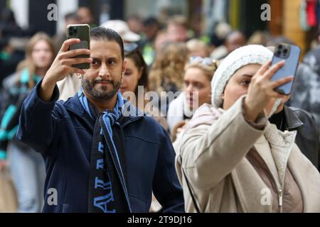 London, Großbritannien. November 2023. Ein Paar fotografiert auf ihrem Handy in der Oxford Street im Zentrum von London. (Credit Image: © Steve Taylor/SOPA Images via ZUMA Press Wire) NUR REDAKTIONELLE VERWENDUNG! Nicht für kommerzielle ZWECKE! Stockfoto