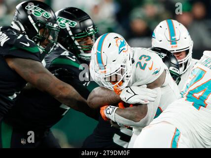 East Rutherford, Usa. November 2023. Miami Dolphins Jeff Wilson Jr. trug den Fußball in der zweiten Halbzeit gegen die New York Jets im MetLife Stadium in East Rutherford, New Jersey am Freitag, den 24. November 2023. Die Dolphins besiegten die Jets 34-13 Foto von John Angelillo/UPI Credit: UPI/Alamy Live News Stockfoto