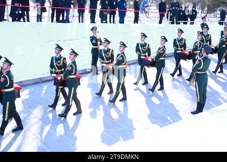 Shenyang, China. November 2023. SHENYANG, CHINA - 24. NOVEMBER 2023 - Soldaten eskortieren die Särge von 25 chinesischen Freiwilligen auf den Gedenkplatz während der Begräbniszeremonie der Überreste der 10. Charge von 25 chinesischen Freiwilligen in Südkorea auf dem Märtyrerfriedhof in Shenyang, Provinz Liaoning, China, 24. November 2023. Quelle: NurPhoto SRL/Alamy Live News Stockfoto