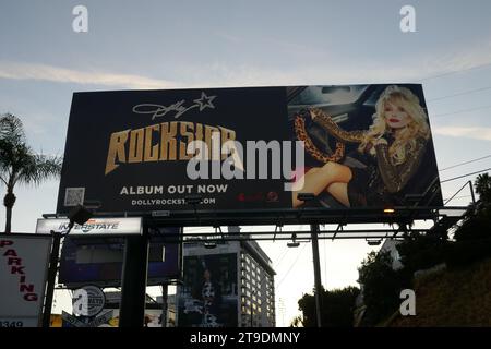 November 2023 Dolly Parton Rockstar Reklametafel am 22. November 2023 in Los Angeles, Kalifornien, USA. Foto: Barry King/Alamy Stock Photo Stockfoto