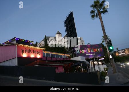 Los Angeles, Kalifornien, USA 22. November 2023 Ein allgemeiner Blick auf die Atmosphäre von Chateau Marmont am 8221 Sunset Blvd, wo Greta Garbo und Robert de Niro lebten. John Belushi starb im Hotel, Montgomery Clift, Jim Morrison und Howard Hughes blieben dort und Britney Spears und Lindsay Lohan wurden am 22. November 2023 in Los Angeles, Kalifornien, USA, vom Hotel und von Bridgerton Billboard ausgeschlossen. Foto: Barry King/Alamy Stock Photo Stockfoto