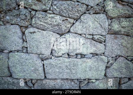 Alte Steinmauern mit grauen Texturen, aufgenommen in den Bergen von Fiais da Beira - Bezirk Coimbra Portugal Stockfoto