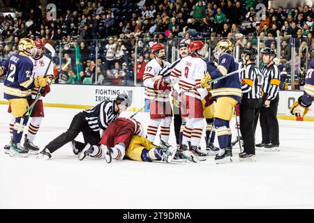 South Bend, Indiana, USA. November 2023. Spieler jedes Teams suchen während der NCAA-Hockeyspiele zwischen den Boston College Eagles und den Notre Dame Fighting Irish in der Compton Family Ice Arena in South Bend, Indiana. John Mersits/CSM (Credit Image: © John Mersits/Cal Sport Media). Quelle: csm/Alamy Live News Stockfoto