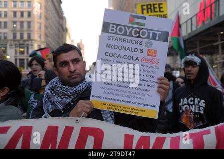 New York, New York, USA. November 2023. Am Black Friday übernahmen Pro-palästinensische Demonstranten die 34. Straße vor dem Flaggschiff Macys-Kaufhaus und forderten einen Free Gaza und forderten einen Boykott vieler US-Unternehmen. Begleitet von den Scharen der NYPD marschierten sie dann auf der 34. Straße mit weißen, grünen und roten Fahnen nach Westen. (Kreditbild: © Milo Hess/ZUMA Press Wire) NUR REDAKTIONELLE VERWENDUNG! Nicht für kommerzielle ZWECKE! Stockfoto