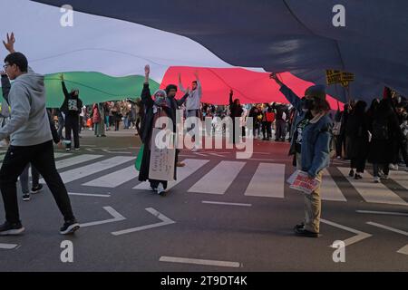 New York, New York, USA. November 2023. Am Black Friday übernahmen Pro-palästinensische Demonstranten die 34. Straße vor dem Flaggschiff Macys-Kaufhaus und forderten einen Free Gaza und forderten einen Boykott vieler US-Unternehmen. Begleitet von den Scharen der NYPD marschierten sie dann auf der 34. Straße mit weißen, grünen und roten Fahnen nach Westen. (Kreditbild: © Milo Hess/ZUMA Press Wire) NUR REDAKTIONELLE VERWENDUNG! Nicht für kommerzielle ZWECKE! Stockfoto