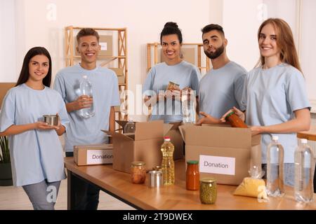 Porträt von Freiwilligen, die Lebensmittel im Lager verpacken Stockfoto