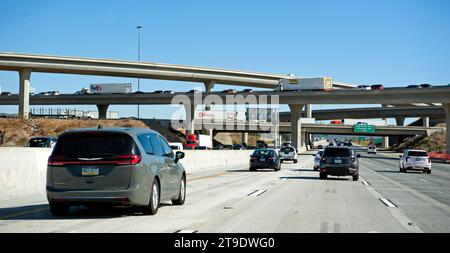 Autos, die auf dem Freeway fahren und sich einer Überführungsrampe zu einem anderen Freeway in Los Angeles, Kalifornien, USA nähern Stockfoto