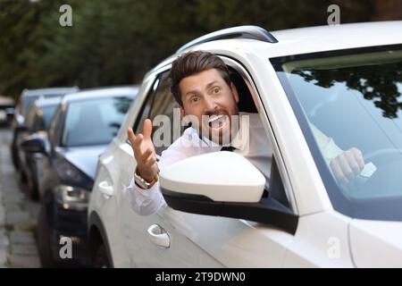 Wütender Fahrer, der jemanden aus dem Auto im Stau anschrie Stockfoto